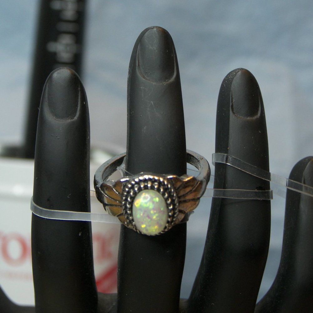 Silvertone Ring w/ milky white stone, sz 7 3/4